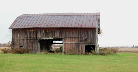 Fototapeta premium Old barn along Route 6 in Wood County. Ohio, USA.