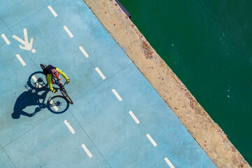 Ciclista circulando por el muelle del puerto de Santander