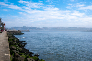 Idílica vista costera de Oporto, Portugal, con el magnífico Océano Atlántico en primer plano. Las aguas serenas se extienden hasta donde alcanza la vista.