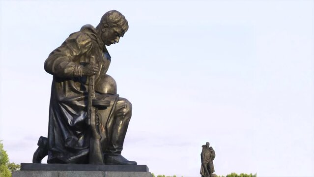 Skulptur russischer Soldat, sowjetisches Ehrenmal, zweiter Weltkrieg, animiert, Treptower Park, Treptow, Berlin, Deutschland