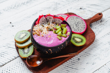 Dragon Fruit and Kiwi Smoothie Bowl