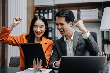 Obraz premium Happy smiling businessman feel happy work complete Teamwork success, success at work in the office concept.