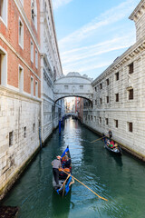 Fototapeta na wymiar gondolas, passing over, Bridge of Sighs, Venezia, Italy, Europe