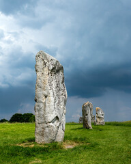 Pierres dressées du site néolithique de Avebury dans le comté de Wiltshire sous un ciel orageux