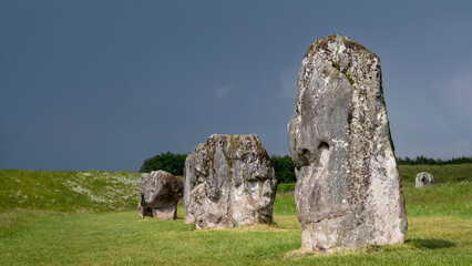 Pierres dress&eacute;es du site n&eacute;olithique de Avebury dans le comt&eacute; de Wiltshire sous un ciel orageux