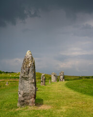 Pierres dress&eacute;es du site n&eacute;olithique de Avebury dans le comt&eacute; de Wiltshire sous un ciel orageux