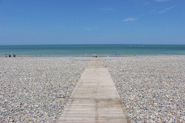 Obraz premium Allée en planches sur la plage de galets de Dieppe