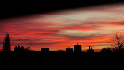 Fototapeta na wymiar Sonnenuntergang in der Vorstadt