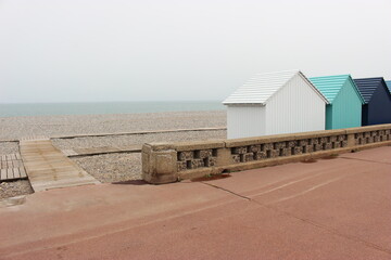 Bord de mer à Dieppe : cabines colorées et plage de galets