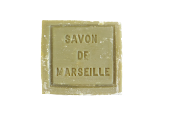 bloc de savon de Marseille isolé sur un fond blanc