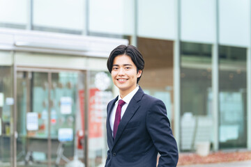 建物の前に立つビジネスマン