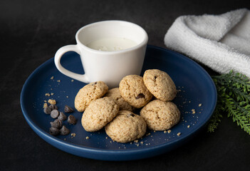 Galletas con chips de chocolate y taza con leche