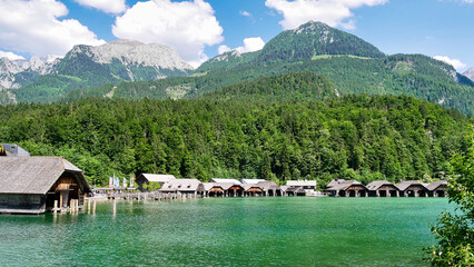 Fototapeta premium Smaragdgrüner Königsee mit Bootshäusern und Kehlstein