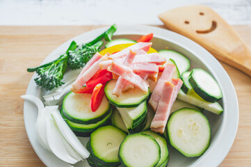 カットした夏野菜とベーコン
