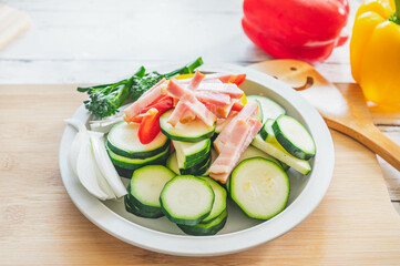 カットした夏野菜とベーコン