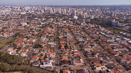 Visão aérea do centro da cidade de Curitiba Paraná Brasil captada do alto por um drone em 2023. 