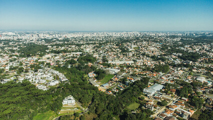 Visão aérea de um bairro residencial na cidade de Curitiba no Paraná.  - obrazy, fototapety, plakaty