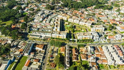 Visão aérea de um bairro residencial na cidade de Curitiba no Paraná. 