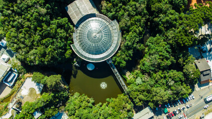 Visão aérea da ópera de arame em Curitiba no Paraná captada do alto por um drone em 2023.