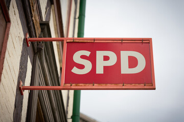 Schild der deutschen Partei SPD am Haus des Wahlkreisbüros in Wernigerode im Harz - 619512305