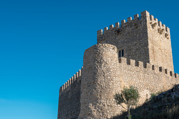 Naklejka premium Castillo de la villa de Tiedra alzándose majestuoso sobre las tierras de Castilla y León, España