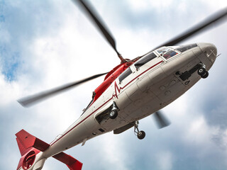 Helikopter beim Überflug des Betrachters © DABLJU