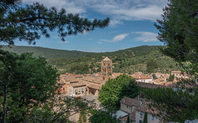 Fototapeta na wymiar Village de Moustiers-Sainte-Marie, village Provençal près du plateau de Valensole, sud de la France.