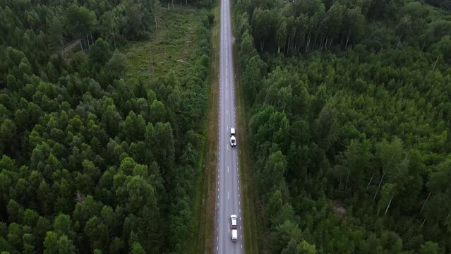 Auto fahrt durch Schweden mit Anh&auml;nger