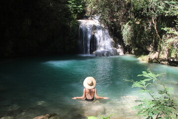 Fototapeta na wymiar Mulher na cachoeira do Poço Azul, em Mambaí, Goiás