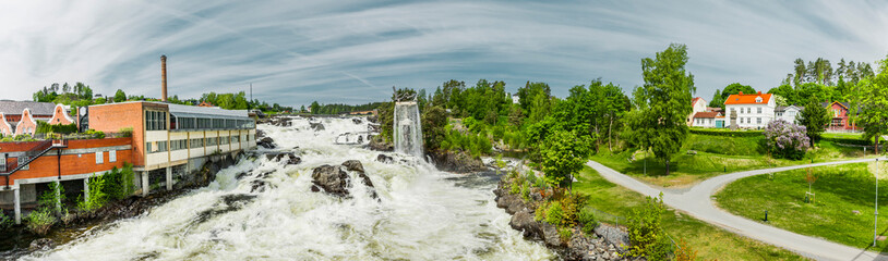 Fototapeta na wymiar Wasserfall in Hønefoss in Norwegen