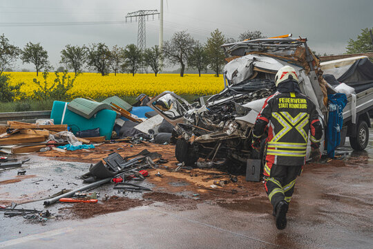 Ein Feuerwehrmann l&auml;uft zum Unfallfahrzeug eines t&ouml;dlichen Verkehrsunfalls auf der Bundesautobahn 4 bei Ronneburg