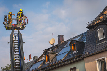 Fototapeta na wymiar Die Feuerwehr bekämpft in Zeulenroda-Triebes einen Dachstuhlbrand