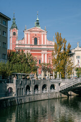 Fototapeta na wymiar Vue sur la place Preseren, triple pont, rivière et église catholique de l'annonciation à Ljubljana en Slovénie