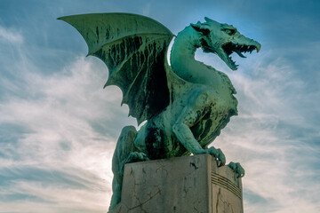 Vue sur une statue du pont des dragons, emblème protecteur de la ville à Ljubljana en Slovénie