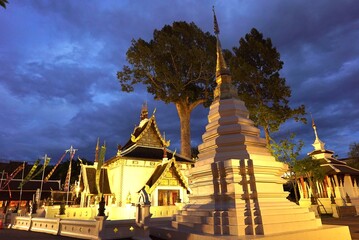 wat chedi luang temple at chiang mai thailand - 619565110