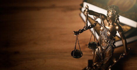 Justice and legal book on wooden table - obrazy, fototapety, plakaty