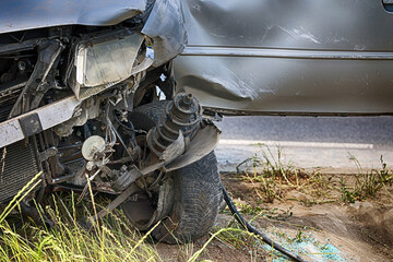 Rozbity samochód po wypadku czeka na placu na naprawę. - obrazy, fototapety, plakaty