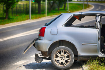 Fototapeta na wymiar Rozbity samochód po wypadku czeka na placu na naprawę.