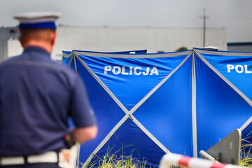 Parawan policyjny. Polska policja drogowa na miejscu wypadku drogowego.