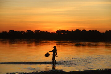 Silhueta de pessoa não identificada no Pôr do sol no rio araguaia, no Tocantins