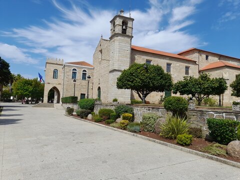 Ayuntamiento e iglesia en Noia, Galicia