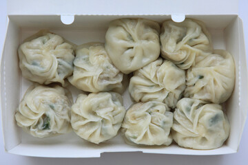 네모난 종이 상자에 담긴 만두
