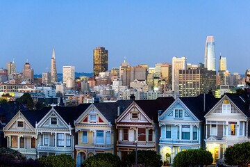 Fototapeta na wymiar Iconic Painted Ladies Houses: Enchanting Panorama of San Francisco's Treasures on a Foggy Day, Captured in 4K Resolution