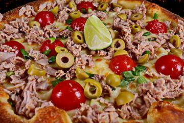 Pizza with tuna and green olive - 619607387