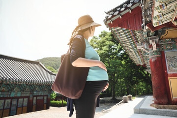 한국의 불교 사찰을 여행하는 여행자(임산부)