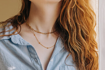 Female neck with elegant golden chain necklace - obrazy, fototapety, plakaty