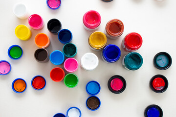 Vista de vários potes de tinta guache, cores diversas