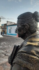 Estátua de cora Coralina no centro histórico na cidade de goias, goiás