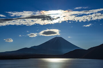 富士山と雲　山梨県身延町本栖湖にて