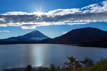 富士山と雲　山梨県身延町本栖湖にて